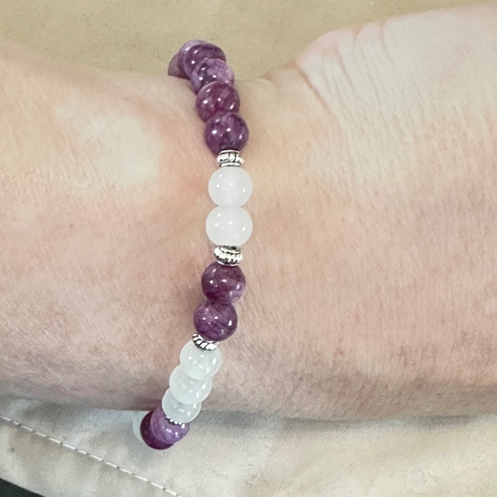Lepidolite & Clear Quartz stone stretchy bracelet (purple & clear) round beads - Picture 9 of 11